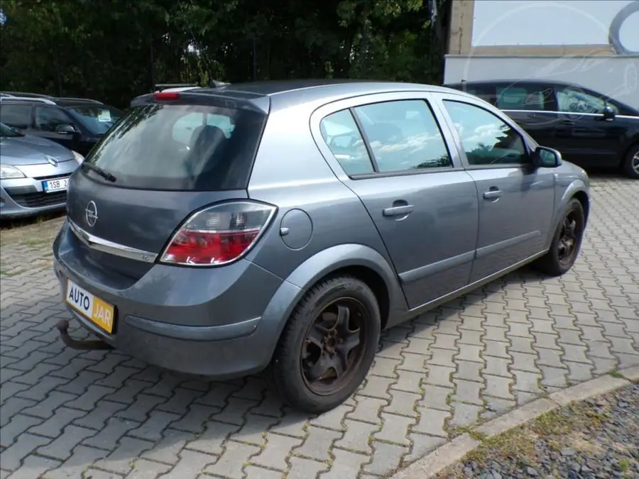 Opel Astra 1,6   AUTOMAT,TAŽ.ZAŘ. — Zezadu zprava