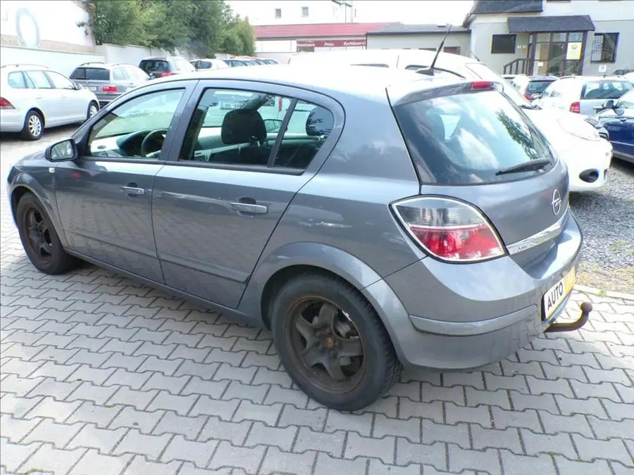Opel Astra 1,6   AUTOMAT,TAŽ.ZAŘ. — Zadní pohled