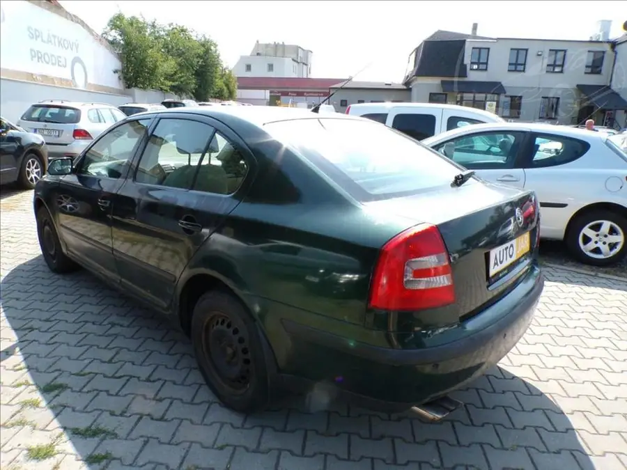 Škoda Octavia 1,9 TDI  DSG — Zezadu zprava
