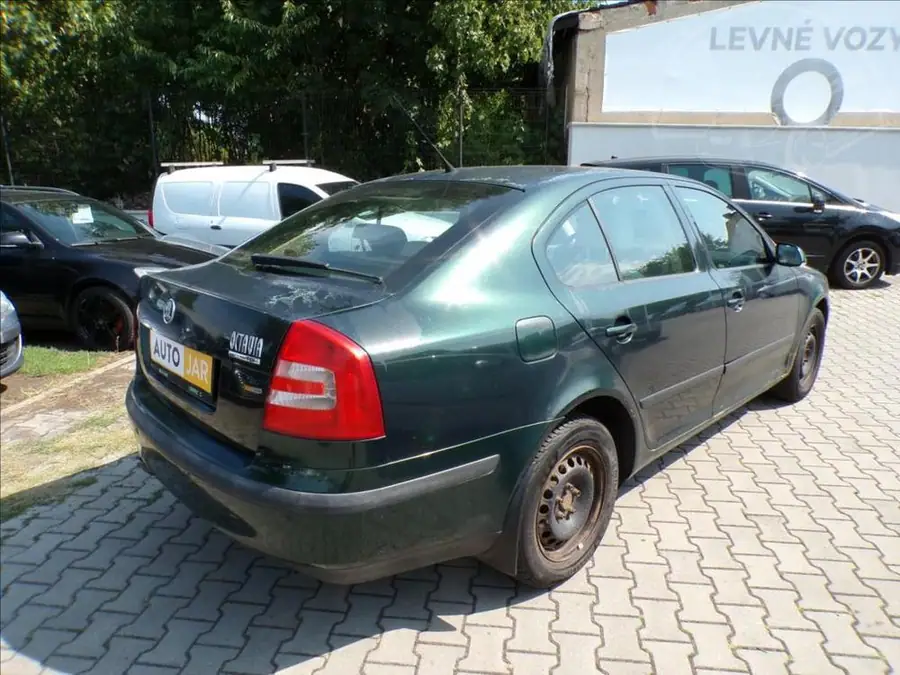 Škoda Octavia 1,9 TDI  DSG — Zezadu zleva