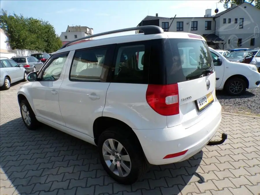Škoda Yeti 2,0 TDI 4X4  TAŽNÉ ZAŘÍZENÍ — Zezadu zprava