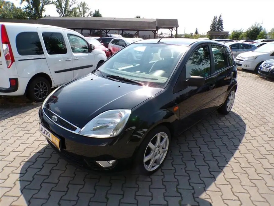 Ford Fiesta 1,6 16V  KLIMA,ALU KOLA — Zepředu zblízka