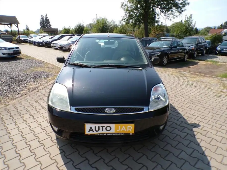 Ford Fiesta 1,6 16V  KLIMA,ALU KOLA — Čelní pohled