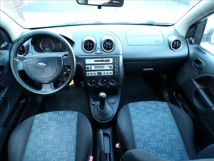 Ford Fiesta 1,4 i  KLIMATIZACE — Interiér — palubní deska