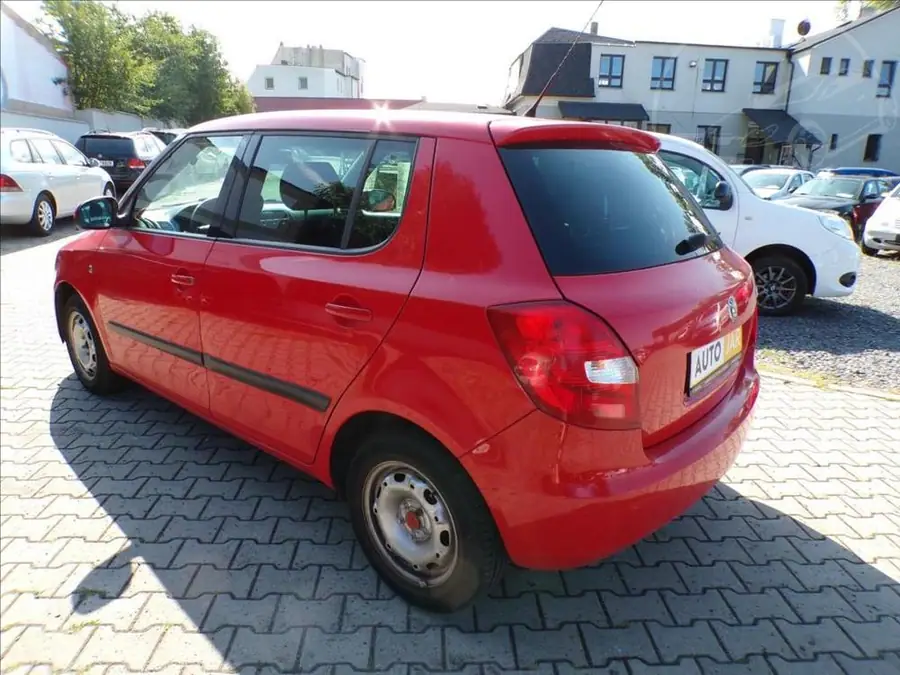 Škoda Fabia 1,2 HTP — Zezadu zprava