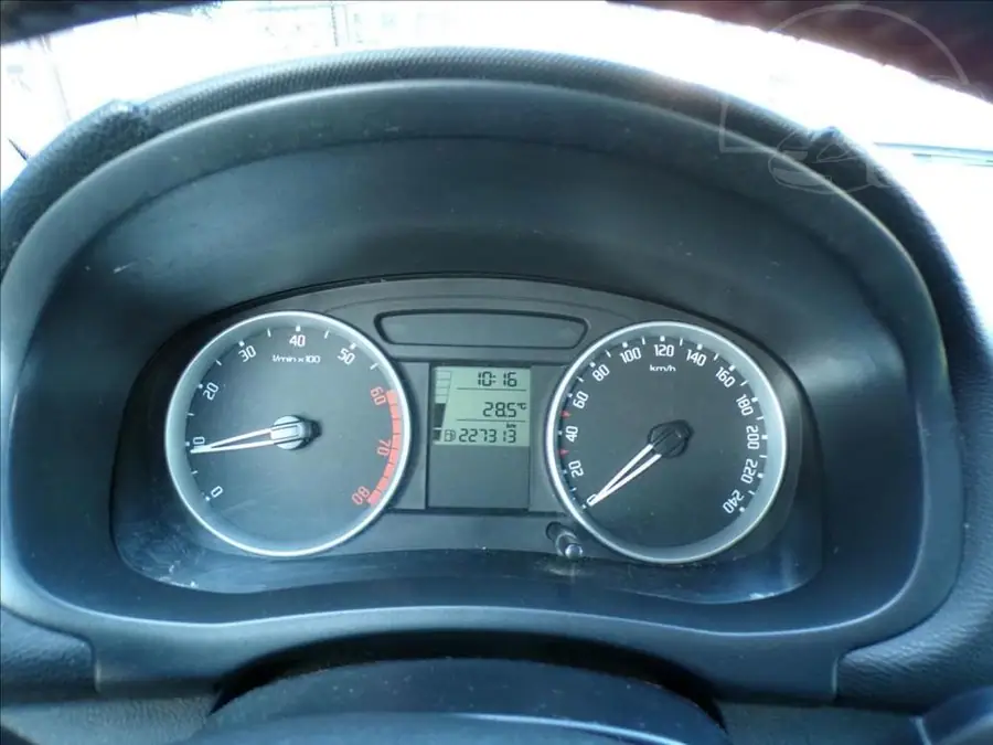 Škoda Fabia 1,2 HTP — Interiér — palubní deska