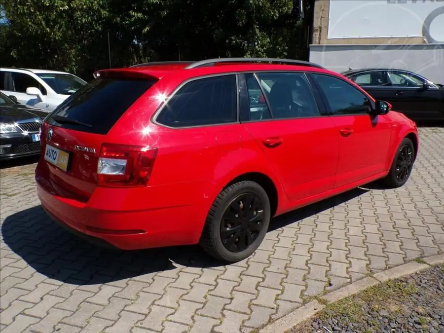 Škoda Octavia 1,6 TDI — Zezadu zprava