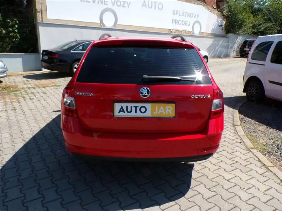 Škoda Octavia 1,6 TDI — Zezadu zleva