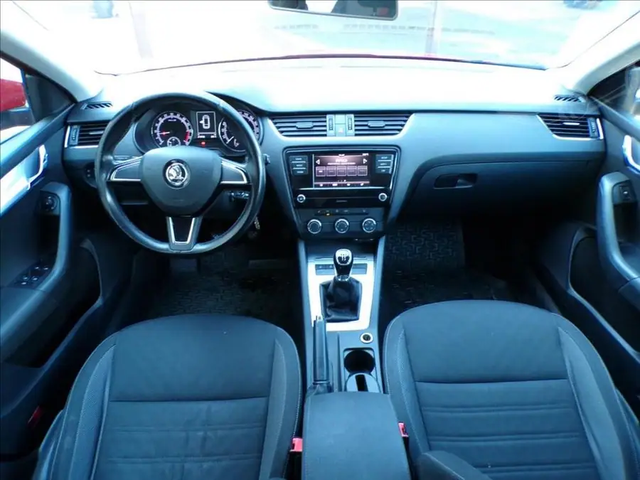 Škoda Octavia 1,6 TDI — Interiér — palubní deska
