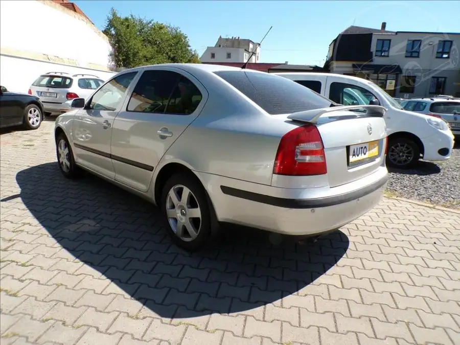 Škoda Octavia 1,9 TDI  DIGI.KLIMA — Zezadu zprava