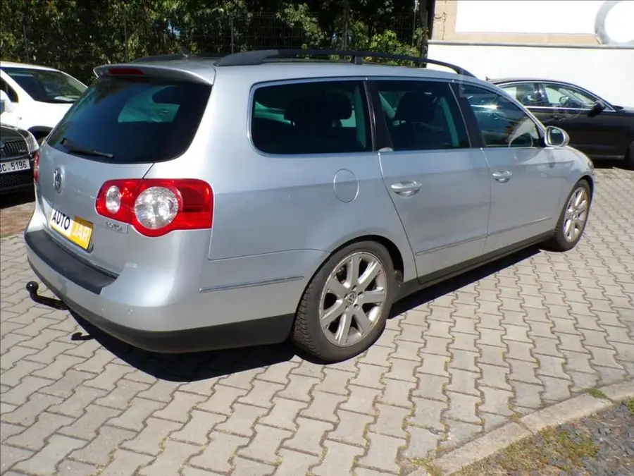 Volkswagen Passat 2,0 TDI 125kW  AUTOMAT,XENON — Zezadu zprava