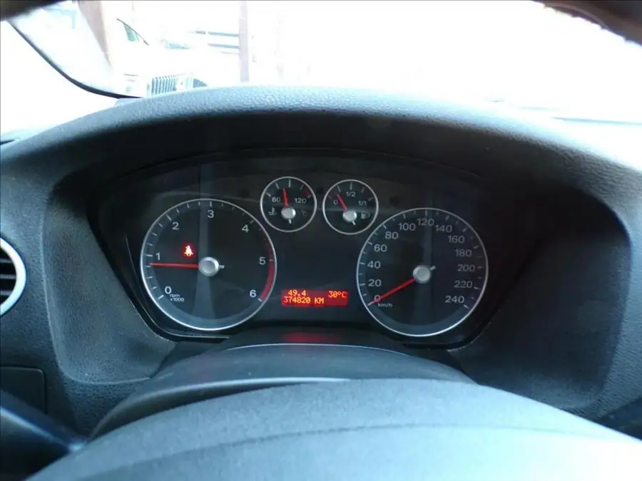 Ford Focus 1,6 TDCI  DIGI.KLIMA — Interiér — palubní deska