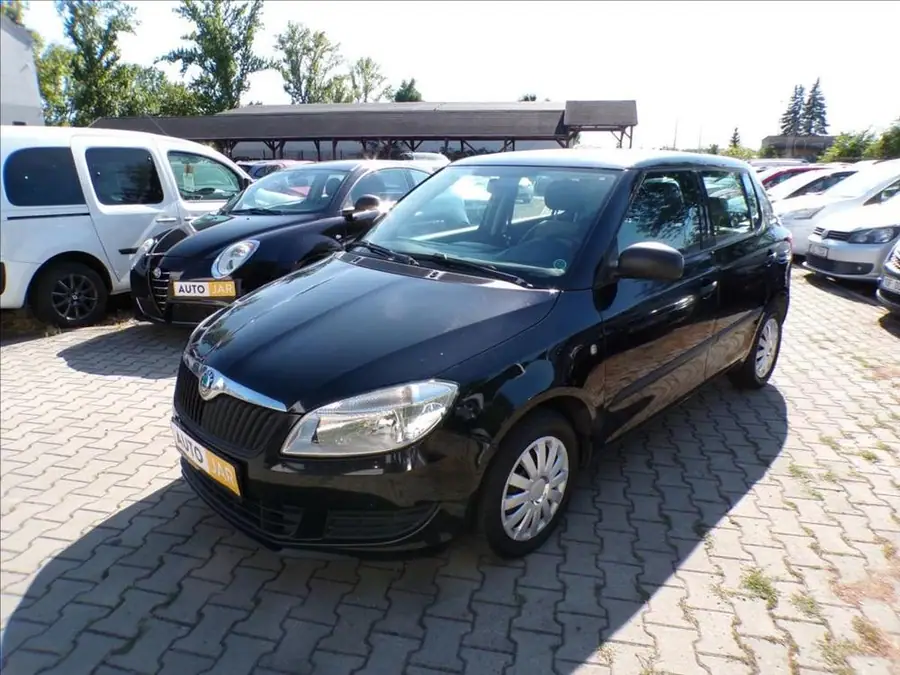 Škoda Fabia 1,2 TSI  TAŽNÉ ZAŘÍZENÍ,KLIMA — Zepředu zblízka