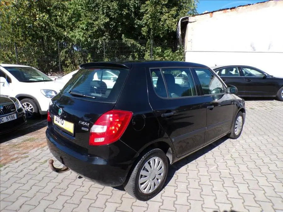 Škoda Fabia 1,2 TSI  TAŽNÉ ZAŘÍZENÍ,KLIMA — Zezadu zleva