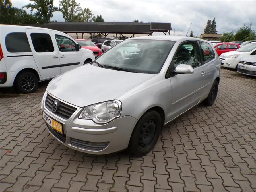 Volkswagen Polo 1,2 12V  KLIMA — Zepředu zblízka