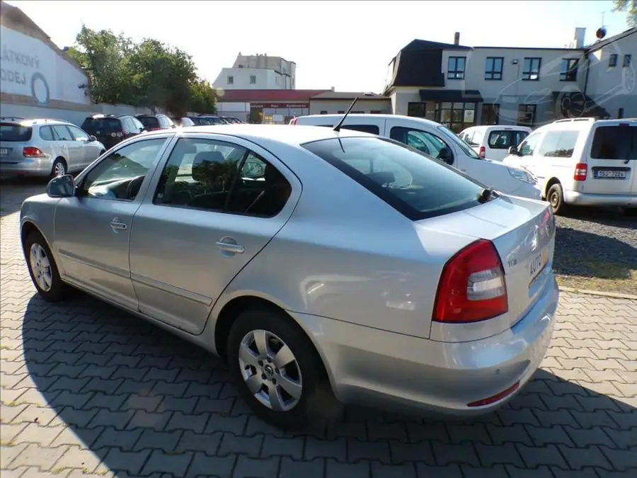 Škoda Octavia 2,0 TDI-103KW  DSG — Zezadu zprava