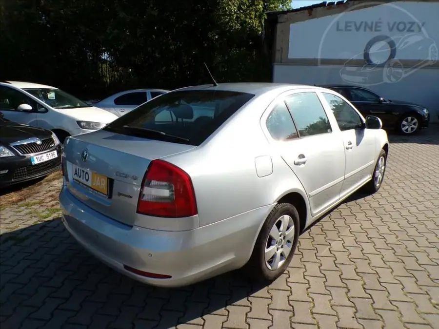 Škoda Octavia 2,0 TDI-103KW  DSG — Zezadu zleva