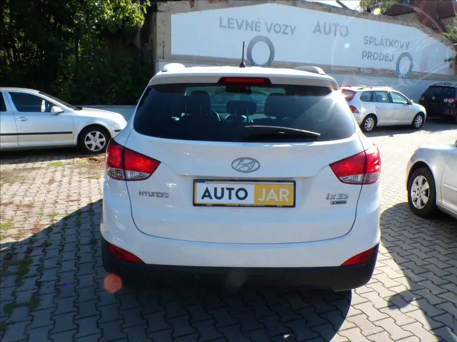Hyundai iX35 1,7 CRDi  1.MAJITEL ČR — Zezadu zleva