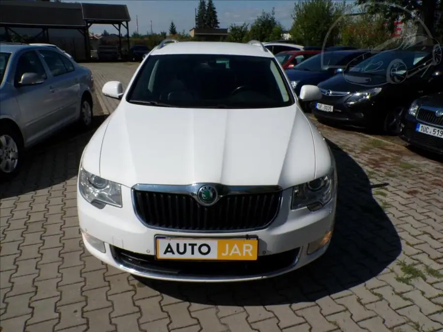 Škoda Superb 2,0 TDI  AUTOMAT,XENON,KŮŽE — Zepředu zblízka