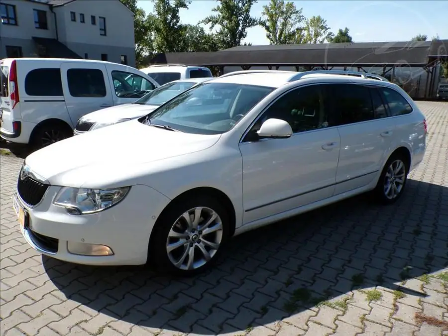 Škoda Superb 2,0 TDI  AUTOMAT,XENON,KŮŽE — Čelní pohled