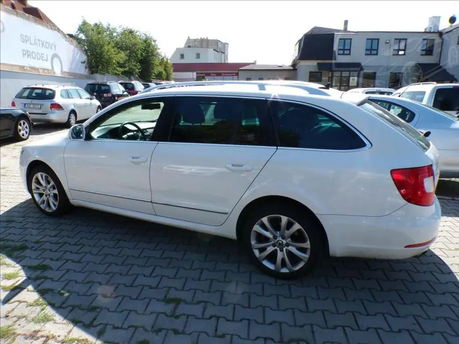 Škoda Superb 2,0 TDI  AUTOMAT,XENON,KŮŽE — Zadní pohled