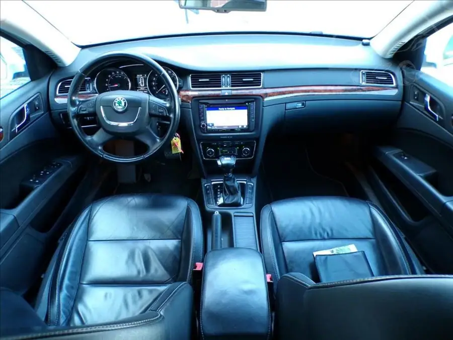 Škoda Superb 2,0 TDI  AUTOMAT,XENON,KŮŽE — Interiér — palubní deska