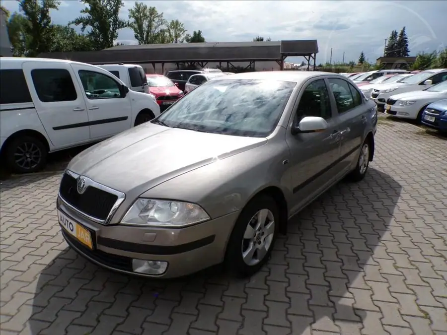 Škoda Octavia 2,0 TDI-103KW  DSG,NAVI,XENONY — Zepředu zblízka