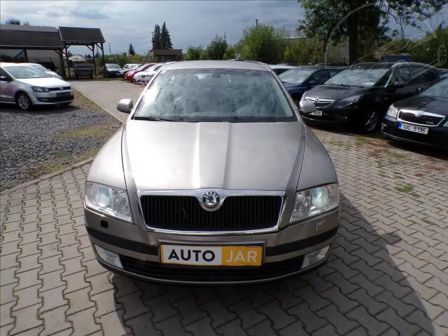 Škoda Octavia 2,0 TDI-103KW  DSG,NAVI,XENONY — Čelní pohled