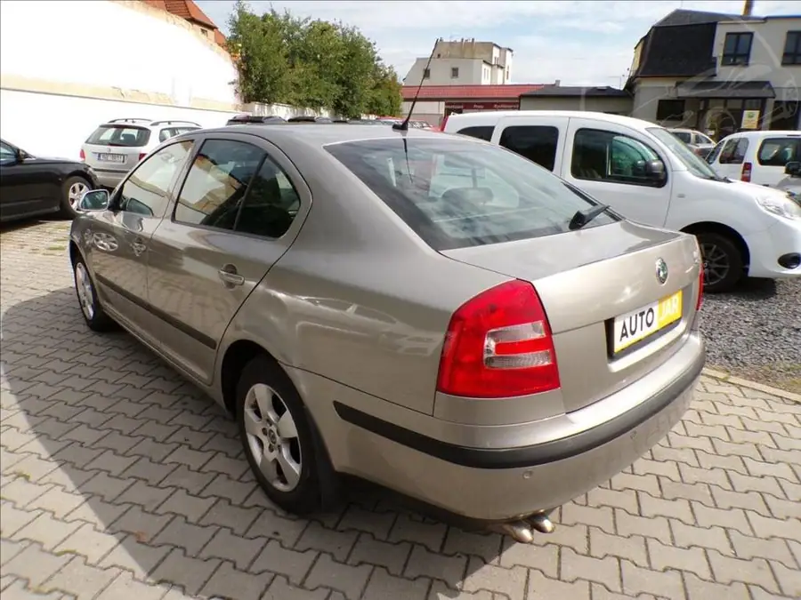 Škoda Octavia 2,0 TDI-103KW  DSG,NAVI,XENONY — Zezadu zprava