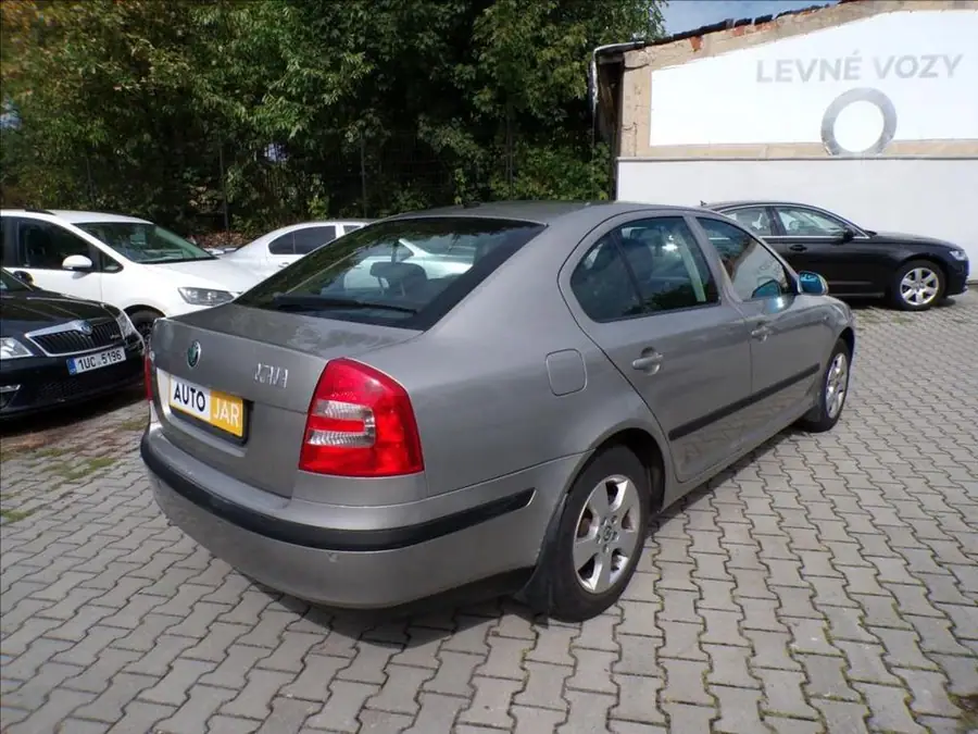 Škoda Octavia 2,0 TDI-103KW  DSG,NAVI,XENONY — Zezadu zleva