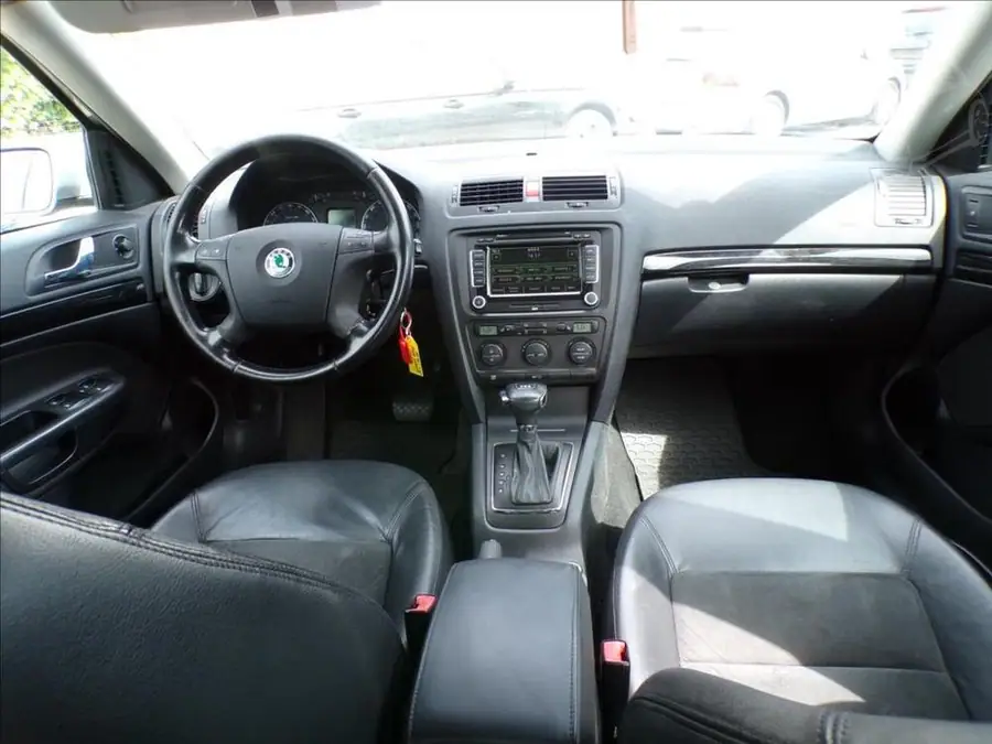 Škoda Octavia 2,0 TDI-103KW  DSG,NAVI,XENONY — Interiér — palubní deska