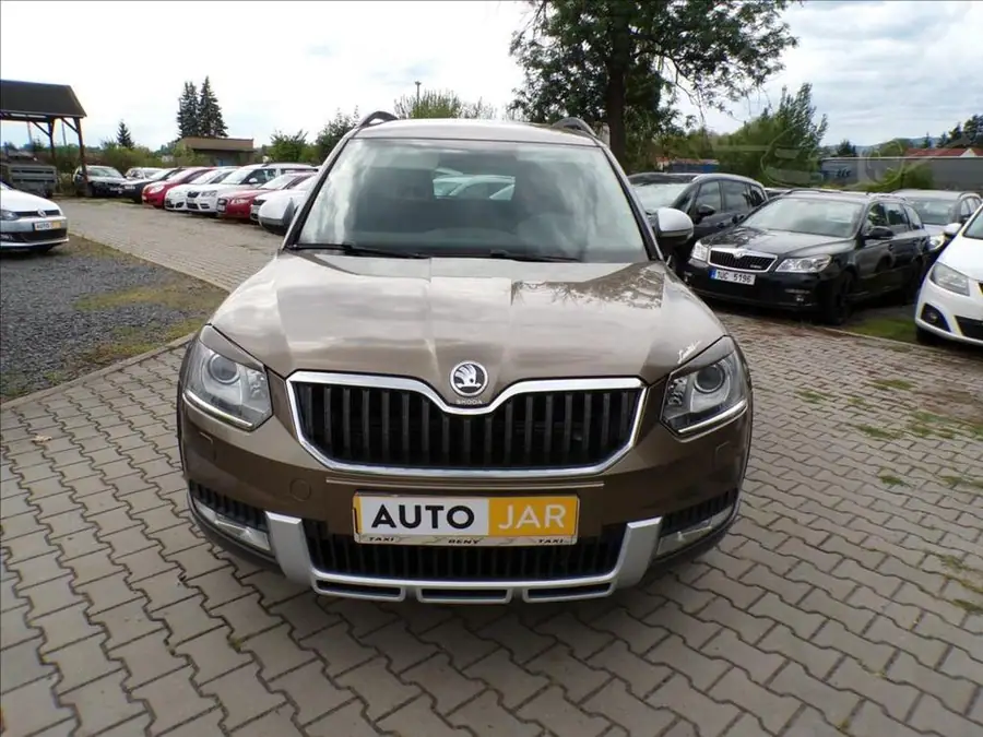 Škoda Yeti 2,0 TDI XENONY — Čelní pohled