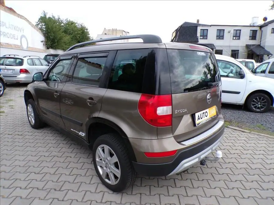 Škoda Yeti 2,0 TDI XENONY — Zezadu zprava