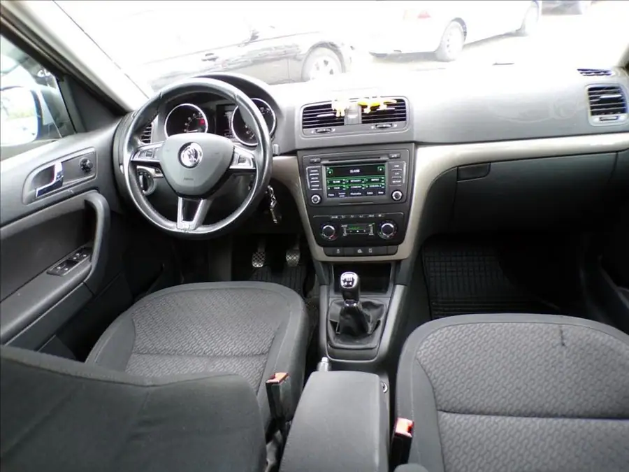 Škoda Yeti 2,0 TDI XENONY — Interiér — palubní deska