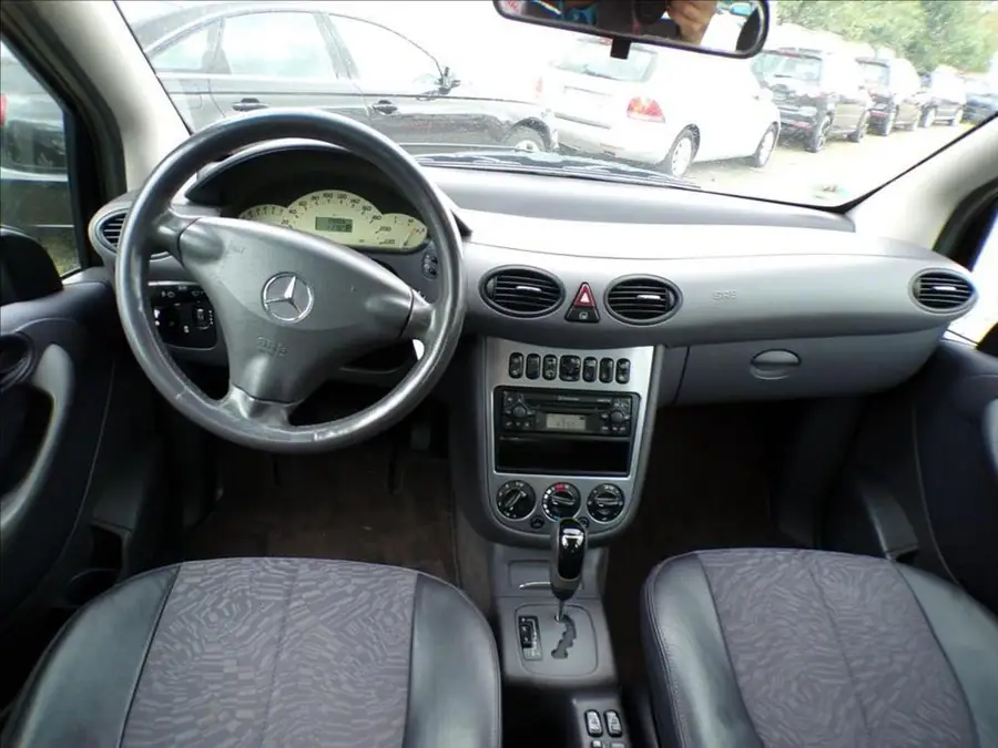 Mercedes-Benz A 140 1,6  AUTOMAT — Interiér — palubní deska