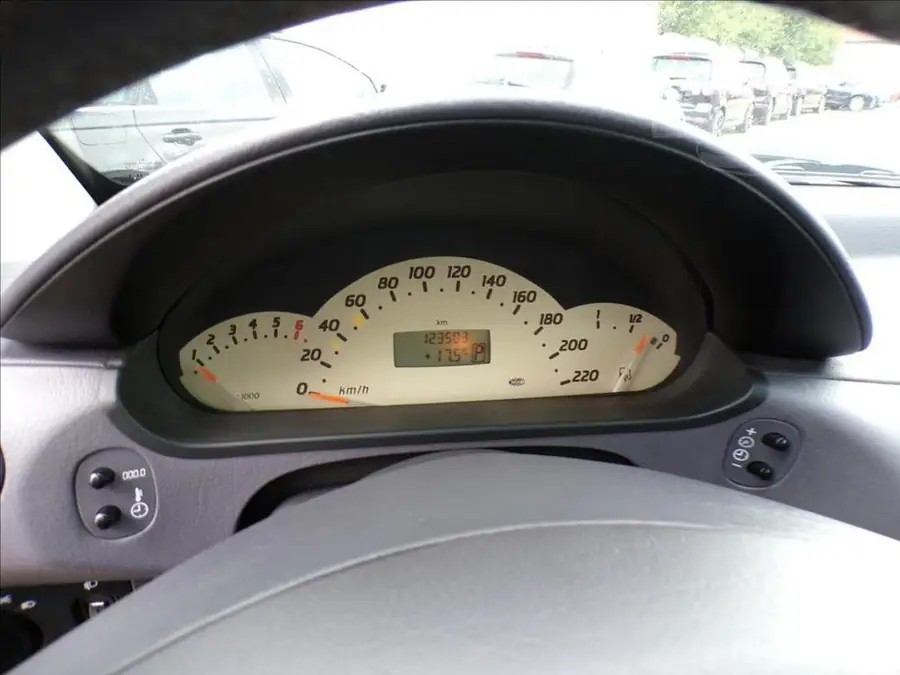 Mercedes-Benz A 140 1,6  AUTOMAT — Přístrojový štít se stavem tachometru
