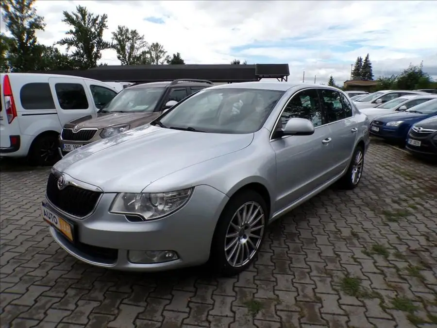 Škoda Superb 2,0 TDI — Zepředu zblízka