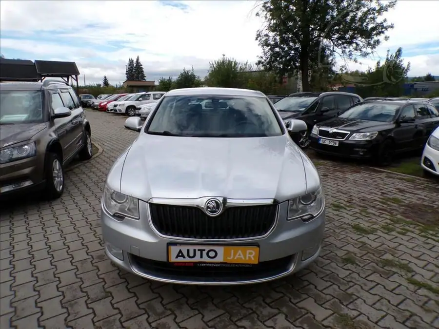 Škoda Superb 2,0 TDI — Čelní pohled