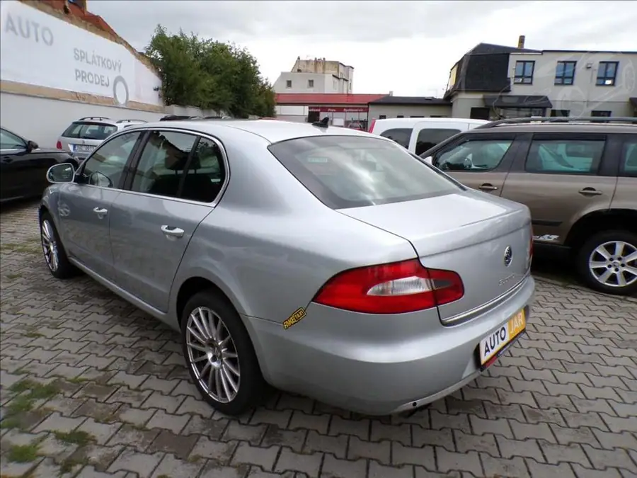 Škoda Superb 2,0 TDI — Zezadu zprava