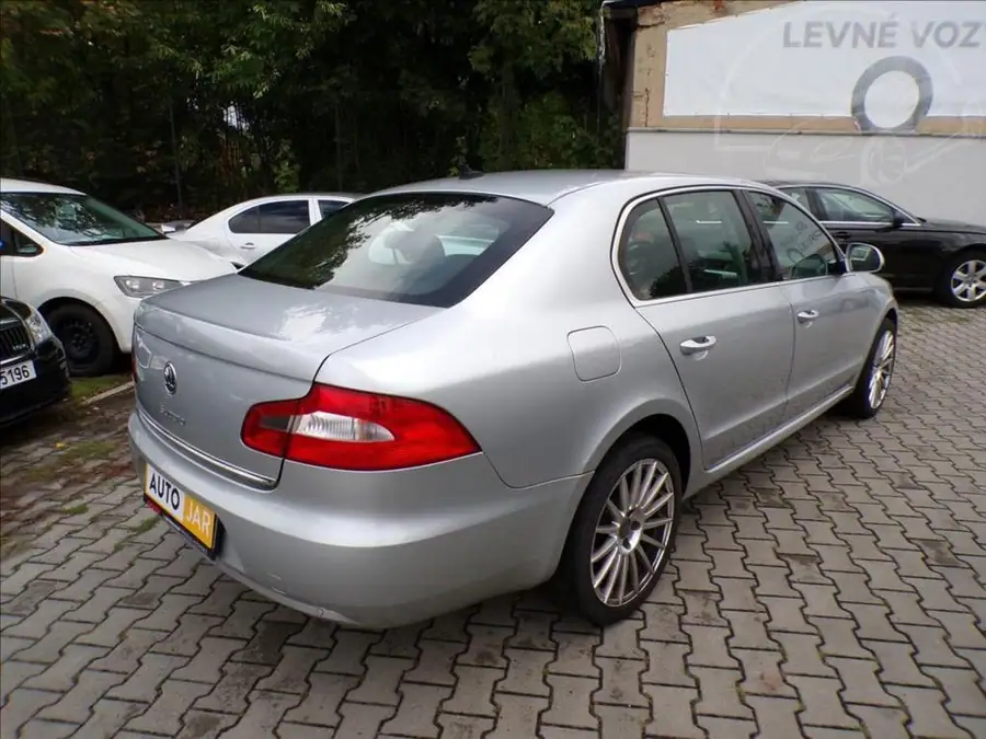 Škoda Superb 2,0 TDI — Zezadu zleva