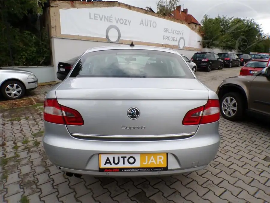 Škoda Superb 2,0 TDI — Zadní pohled