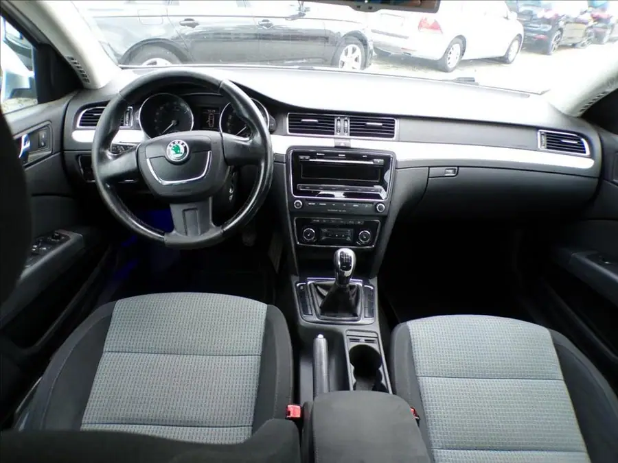 Škoda Superb 2,0 TDI — Interiér — palubní deska